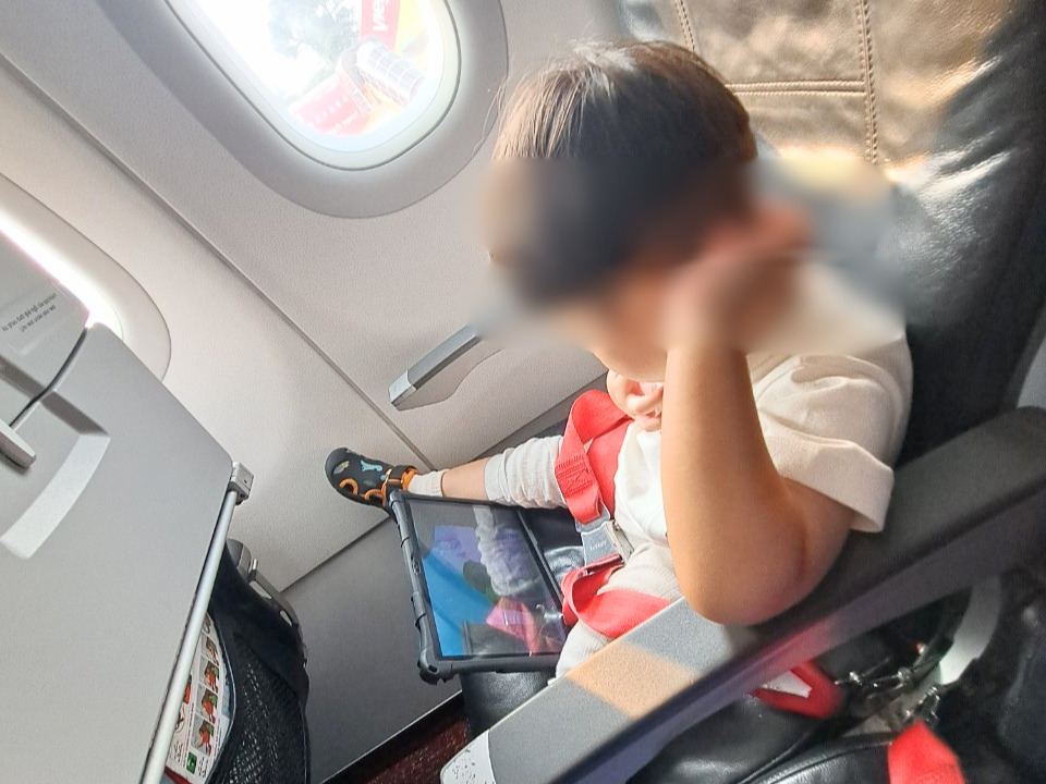 オーストラリア フィリピン ベトナム シンガポール 台湾 グアム どのフライトでもお供のタブレット 飛行機の中でおとなしく動画を見る2歳の男の子
