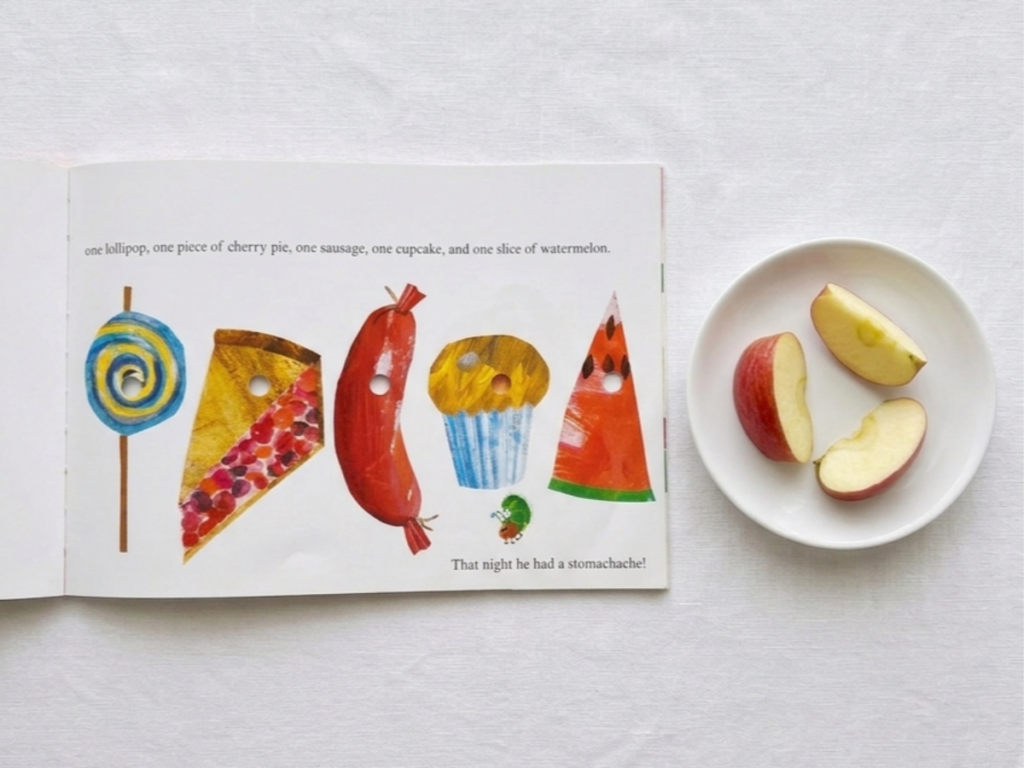はらぺこあおむしの英語絵本The Very Hungry Caterpillar|数字や曜日を学べる仕掛け絵本