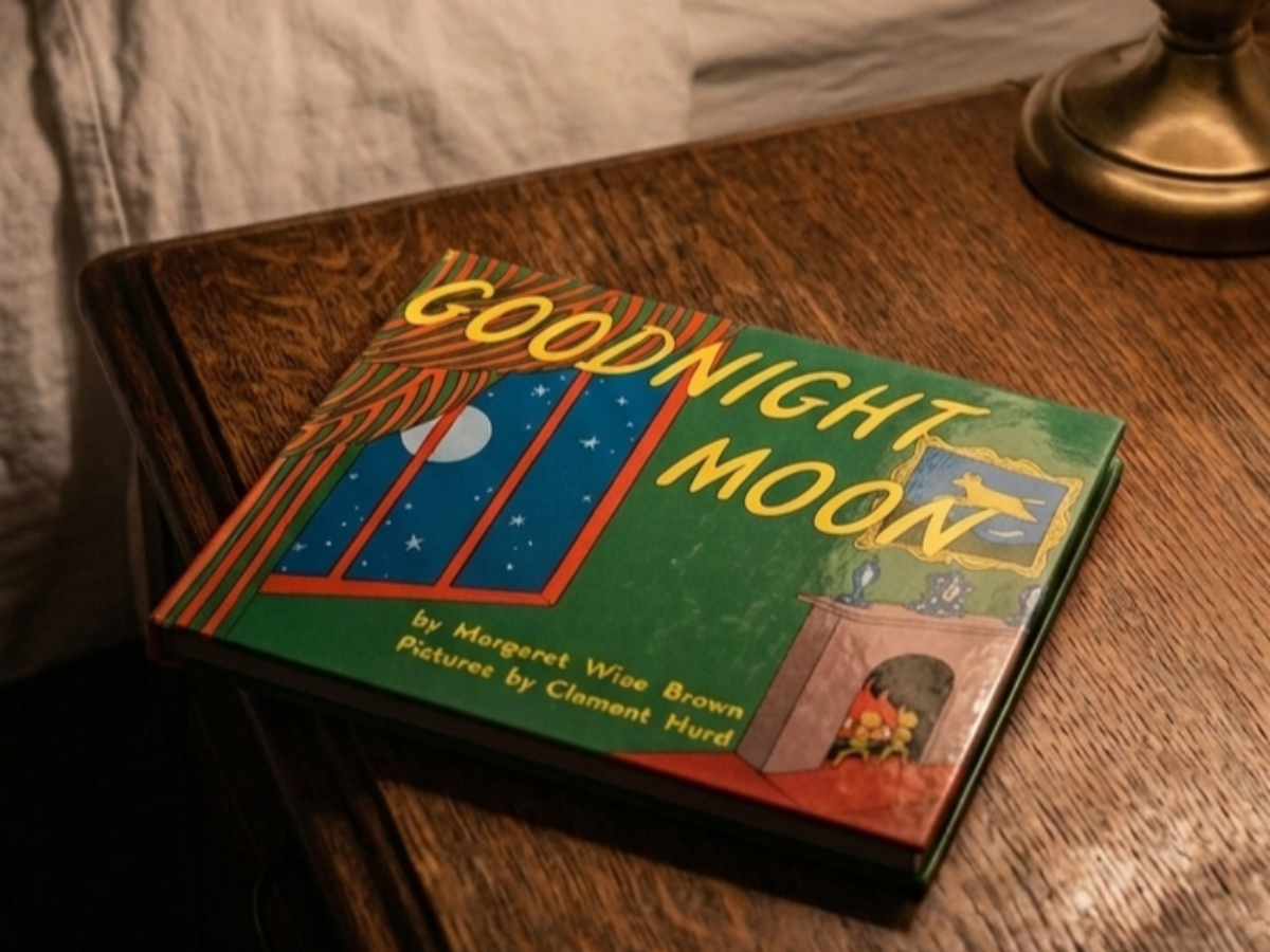 英語絵本Goodnight Moonの落ち着いた写真|寝かしつけと入眠儀式に最適な1冊