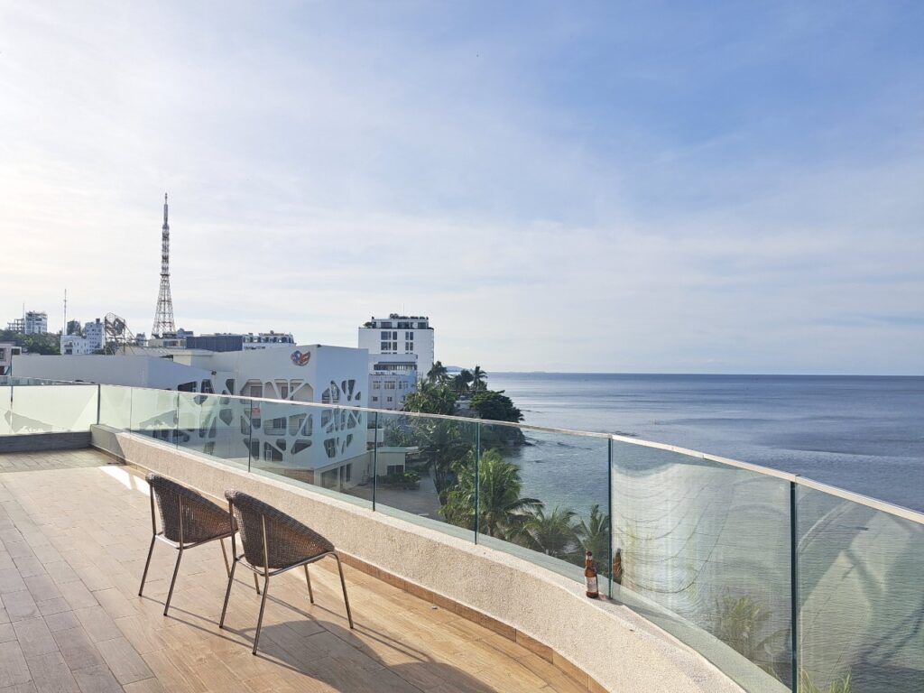 海が見えるホテルの広々としたテラスと、並んだ2脚の椅子。